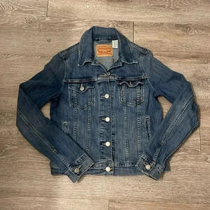 Levi’s ladies denim jean jacket M trucker